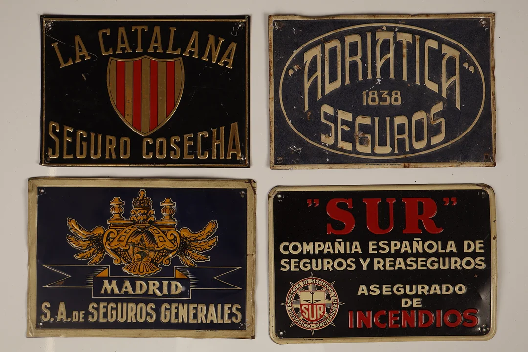 La Catalana y otras. 4 placas publicitarias en hojalata estampada y pintada. — Other collectables — Barcelona Auctions