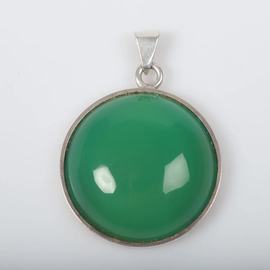 HÄNGE, sterlingsilver med cabochonslipad grön sten. — Brooches & Pendants — Helsingborgs Auktionskammare