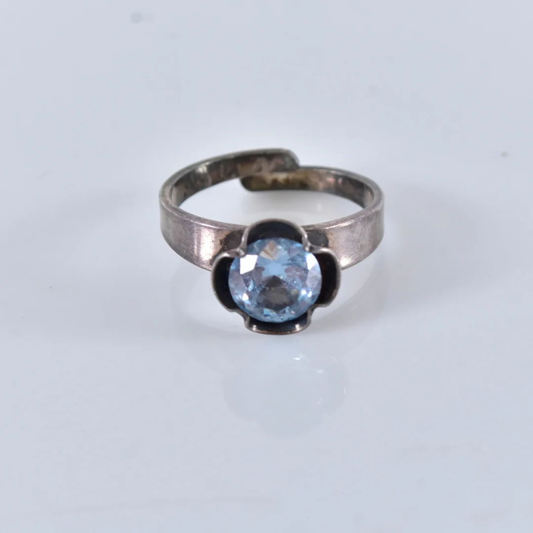 RING, med blå sten, Alton Falköping 1974, sterlingsilver. — Rings — Halmstads Auktionskammare