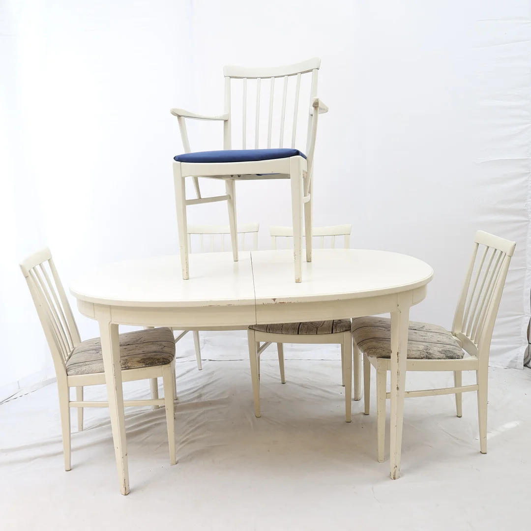 CARL MALMSTEN. Bodafors, Matsalsmöblemang 5 delar, med 2st iläggsskivor, vitlackat med textila dynor. — Dining room furniture — Falun Auktionsbyrå