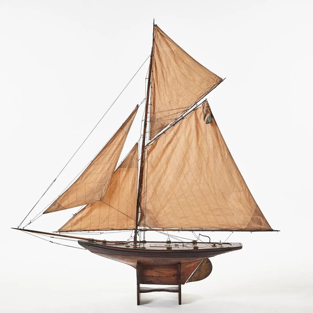 POND YACHT, seglande modell, föreställande slup, blockbyggd, skrovet klätt i mässingsplåt samt försett med blytyngd, sydda segel, engelsk tillverkning, edwardianska eran, omkring år 1900. — Technica & Nautica — Stockholms Auktionsverk Fine Art