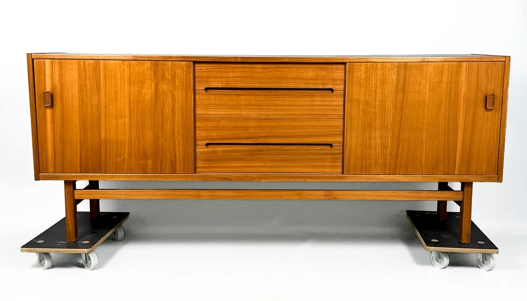 NILS JONSSON. SIDEBOARD, "Arild", teak, Hugo Troeds Industrier, Bjärnum, 1960-tal. — Tables — Auktionshuset STO Bohuslän