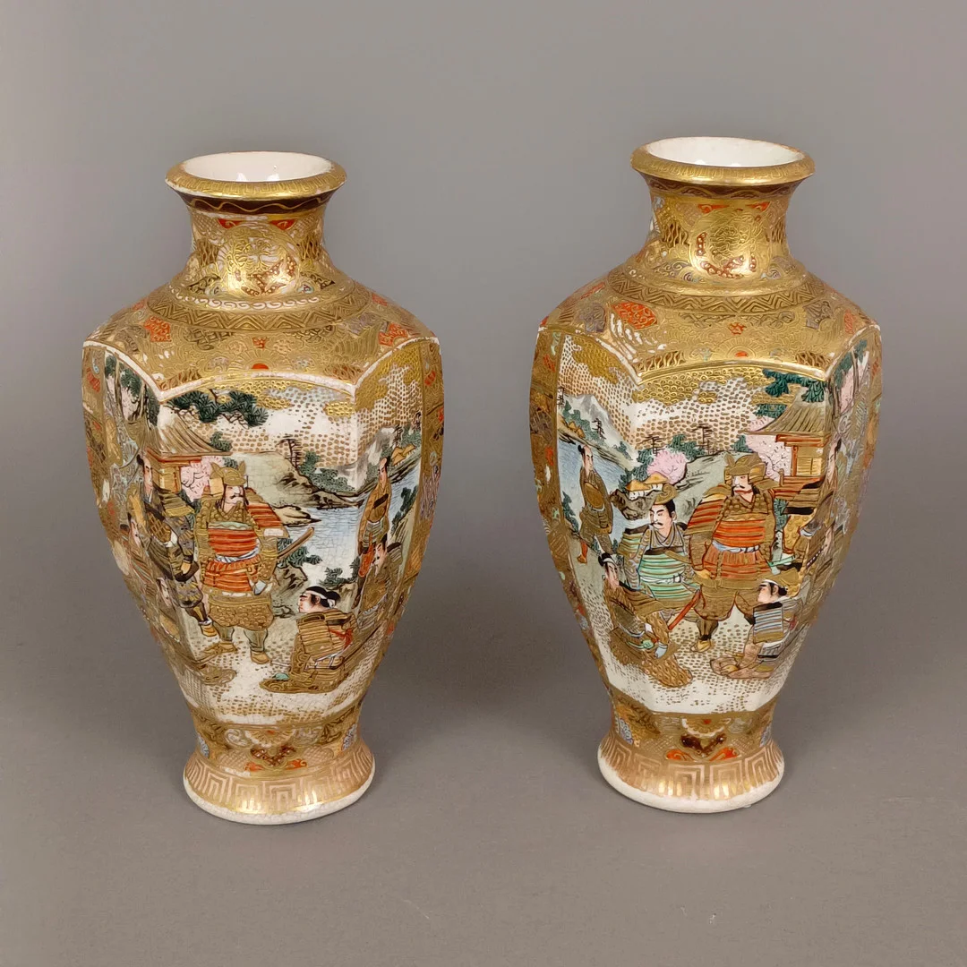 PAAR SATSUMA VASEN - JAPAN, MEIJI-/TAISHŌ-ZEIT. — Ceramics & Porcelain — Auktionshaus Blank