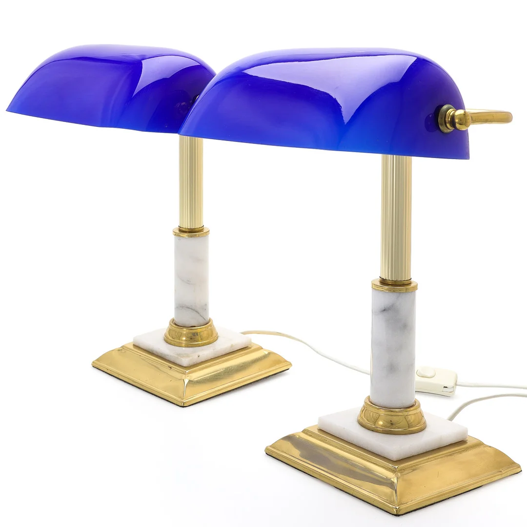 BIBLIOTEKSLAMPOR/BANKIRLAMPOR, ett par, glas, metall och marmor. — Table Lamps — Auktionsmagasinet Vänersborg