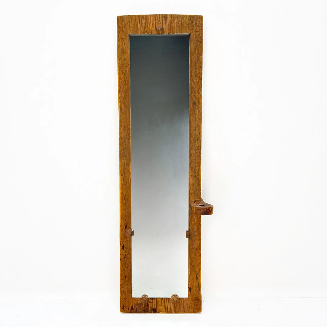TRÄSPEGEL- med ljushållare 1900-talets mitt. — Mirrors — TOKA Auktionshus