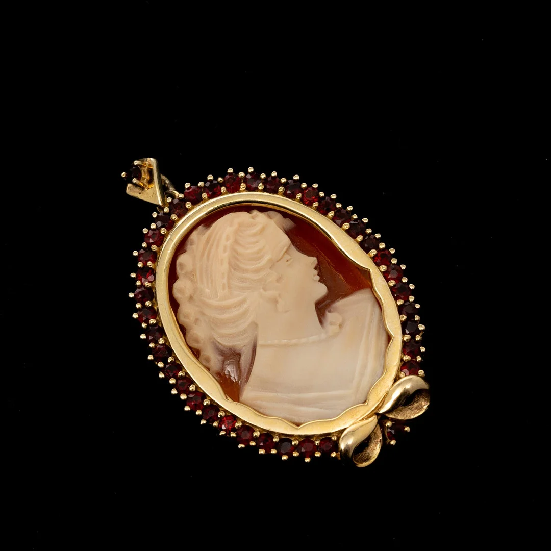 BROSCH/HÄNGE, Förgyllt sterlingsilver, Camé, Granater. — Brooches & Pendants — Garpenhus Auktioner