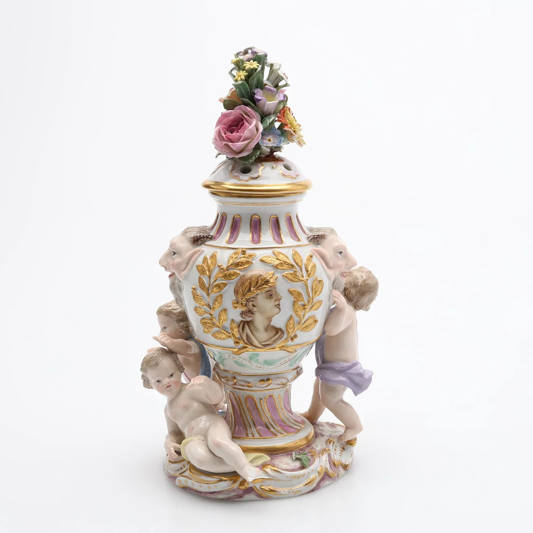 JOHANN JOACHIM KAENDLER. POTPURRIURNA, PORSLIN, MODELL 1628, MEISSEN, 1800-TALETS ANDRA HÄLFT. — European — Crafoord Auktioner Lund