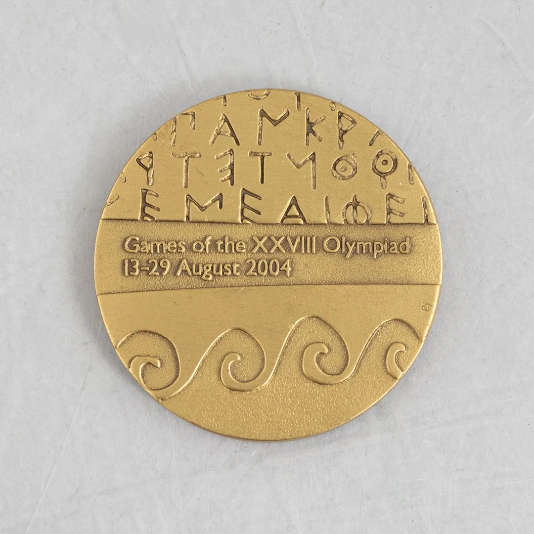 Deltagarmedalj OS, Aten 2004 samt tygmärke för den svenska OS-truppen. — Samlarföremål/Övrigt — Bukowskis