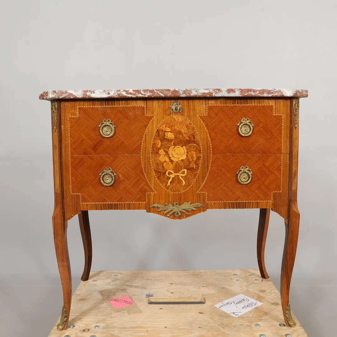 BYRÅ med marmorskiva gustaviansk stil. — Chests of drawers — Höörs Auktionshall