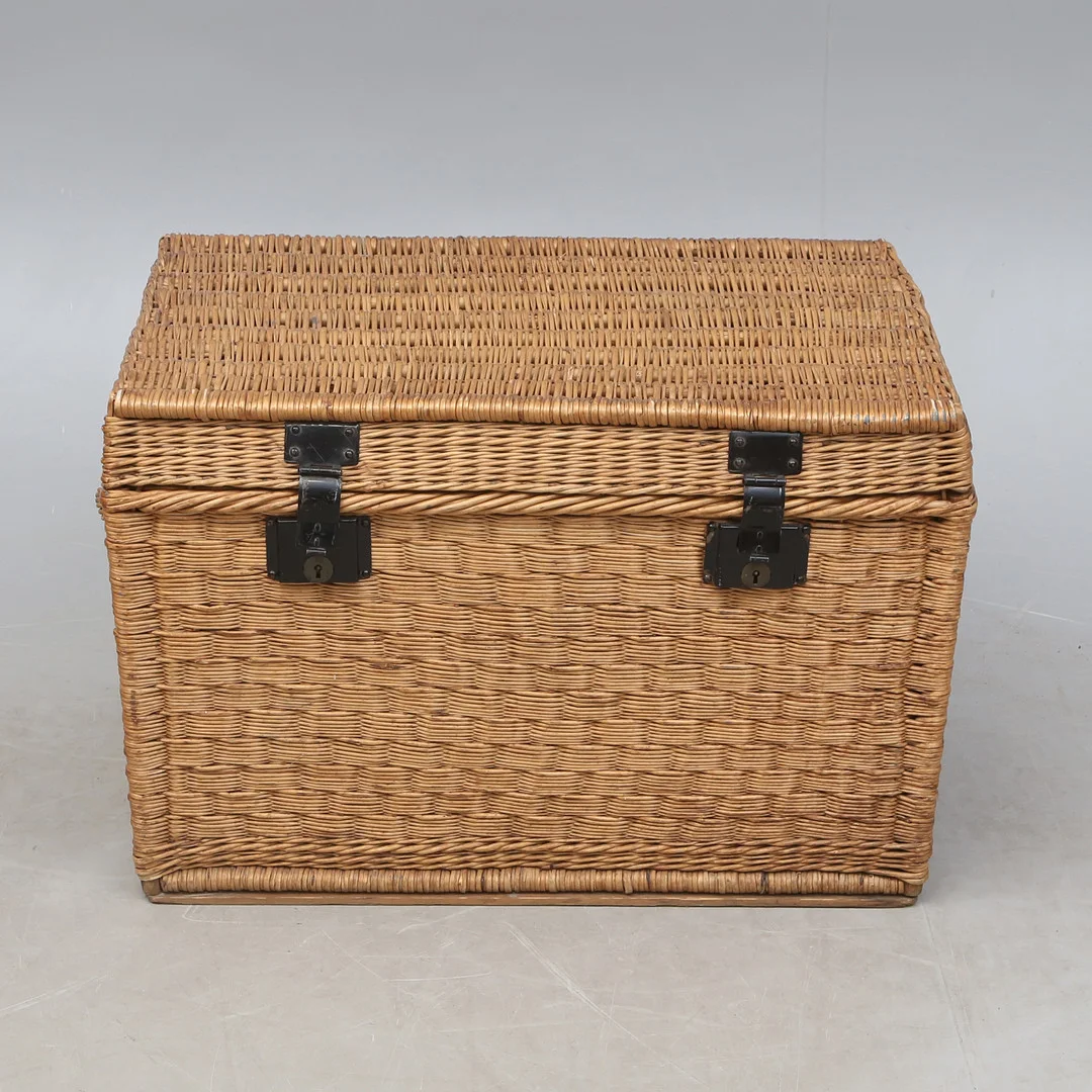 KORGKISTA, sannolikt sekelskiftet 1900. — Furniture — Kalmar Auktionsverk
