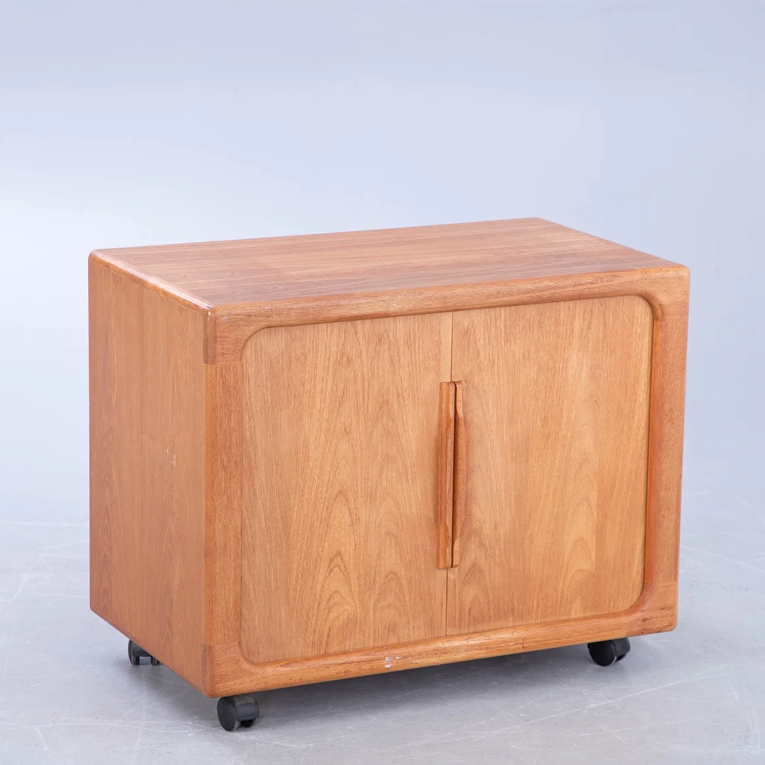 Dyrlund, Teak Hi-Fi Kommode auf Rollen. — Chests of drawers — Stockholms Auktionsverk Hamburg
