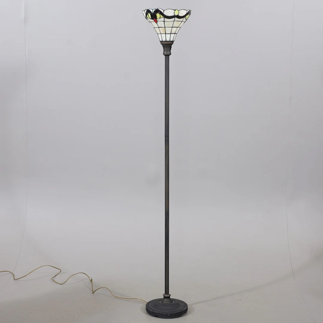 GOLVLAMPA med SKÄRM, Tiffanystil. — Floor lights — Växjö Auktionskammare