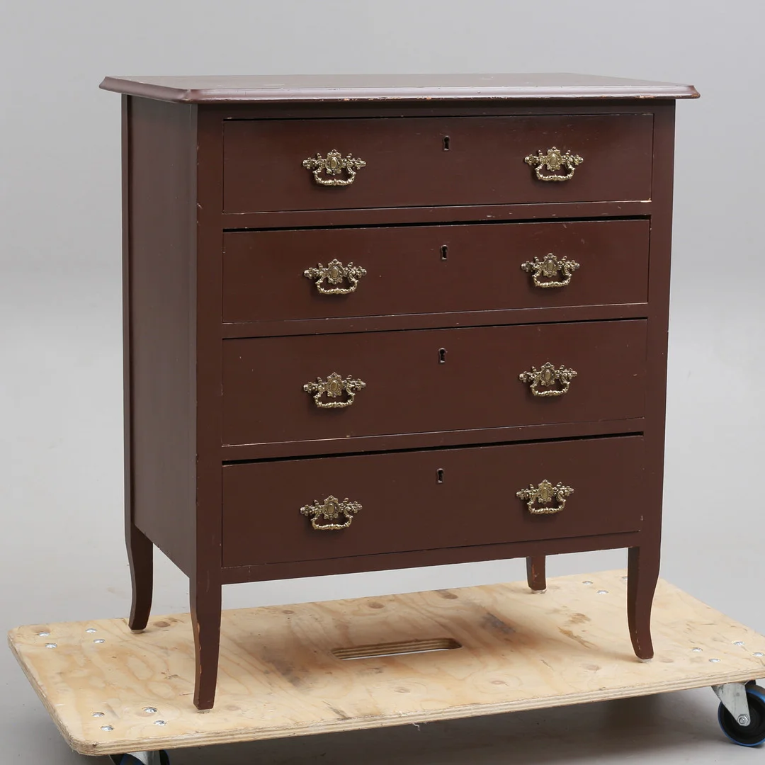BYRÅ, 4 lådor, 1900-tal. — Chests of drawers — Auktionshuset Thelin & Johansson