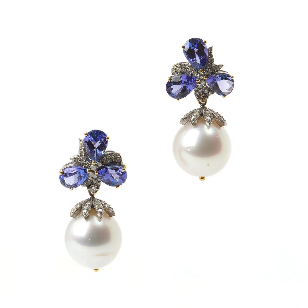 ÖRHÄNGEN, 14K guld och silver med åttkantslipade diamanter, totalt ca o.55 ct, odlade pärlor och fasettslipade tanzaniter, totalt ca 4.80 ct. — Earrings — Stockholms Auktionsverk Göteborg