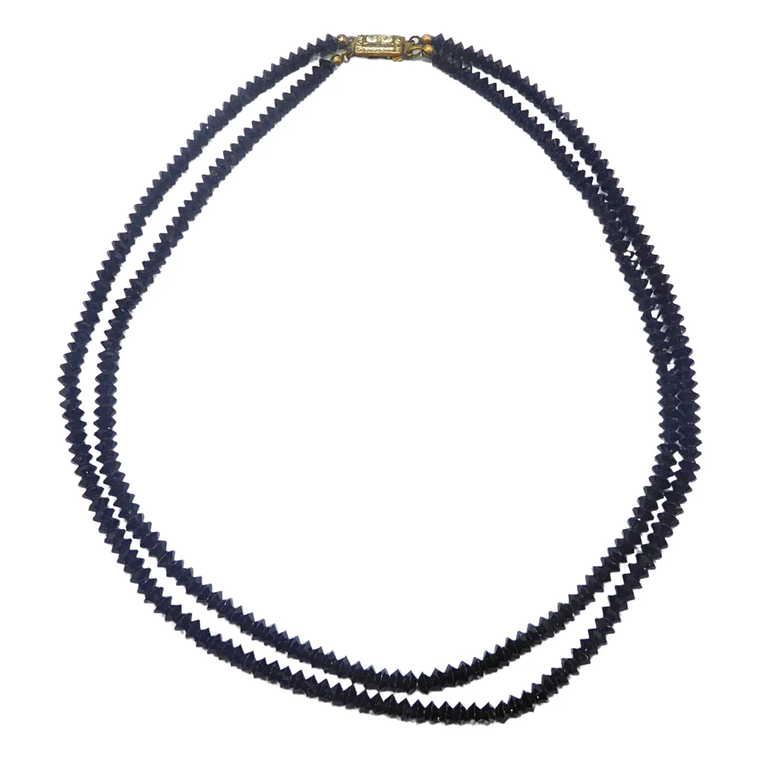 ZWEIREIHIGE HALSKETTE AUS FACETTIERTEN GLASKRISTALLPERLEN MIT ORNAMENTIERTEM KASTENVERSCHLUSS. — Necklace — Auktionshaus Stuber's Hammerschlag