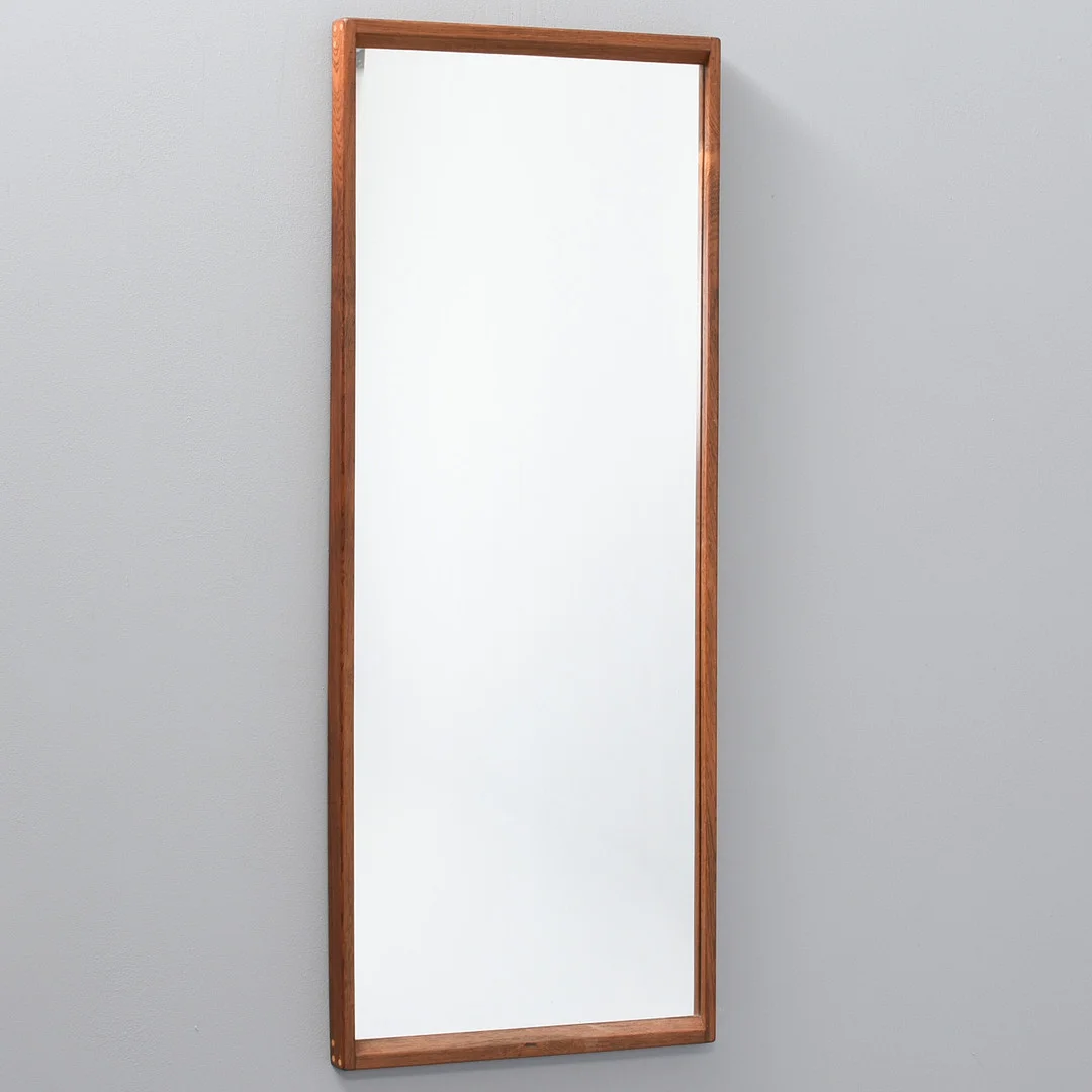 Aksel Kjersgaard, væghængt spejl af palisander. Denmark, 1960'erne. — Mirrors — Sørensen Auktioner