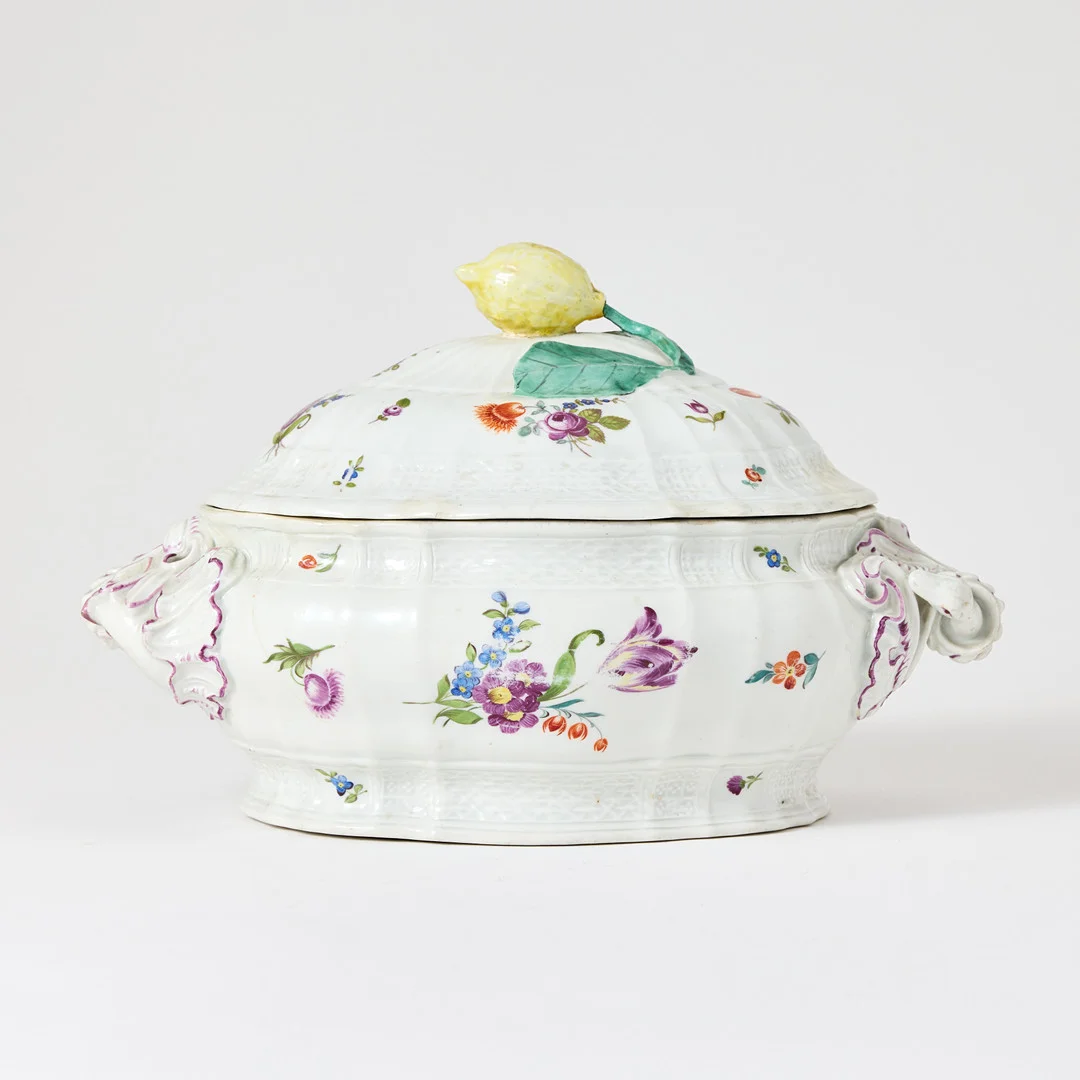 VOLKSTEDT PORSLINSFABRIK (etabl. 1762), terrin, porslin, Tyskland, Rudolstadt, 1700-tal, rokoko, med hänklar, lockknopp i form av citron, polykrom dekor av strödda blommor. — European — Stockholms Auktionsverk Magasin 5