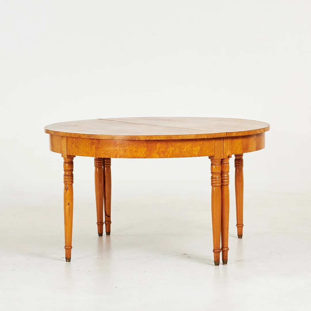 MÅNBORD, tvådelat, björkfanér, svarvade ben med mässingsavslut, 1800-tal. — Tables — Stockholms Auktionsverk Sickla