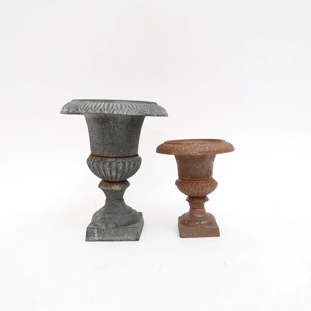 URNOR 2st, 1900-tal, gjutjärn. — Garden Sculptures & Urns — Falun Auktionsbyrå
