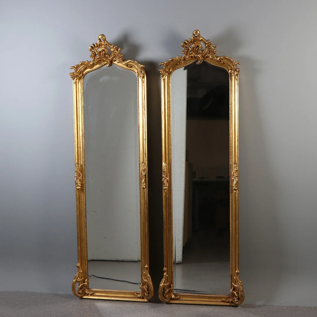 PARSPEGLAR, TVÅ ST. Bronserat trä och pastellage, fasettslipat spegelglas. Rokokostil, 1900-talets andra hälft. — Mirrors — Skånes Auktionsverk
