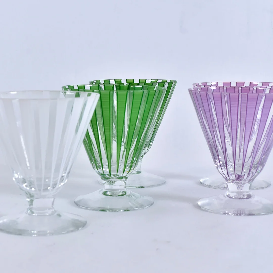 BENGT ORUP. COCKTAILGLAS, 5 st, glas med bemålad dekor, Johansfors "Strikt". — Tableware — Halmstads Auktionskammare