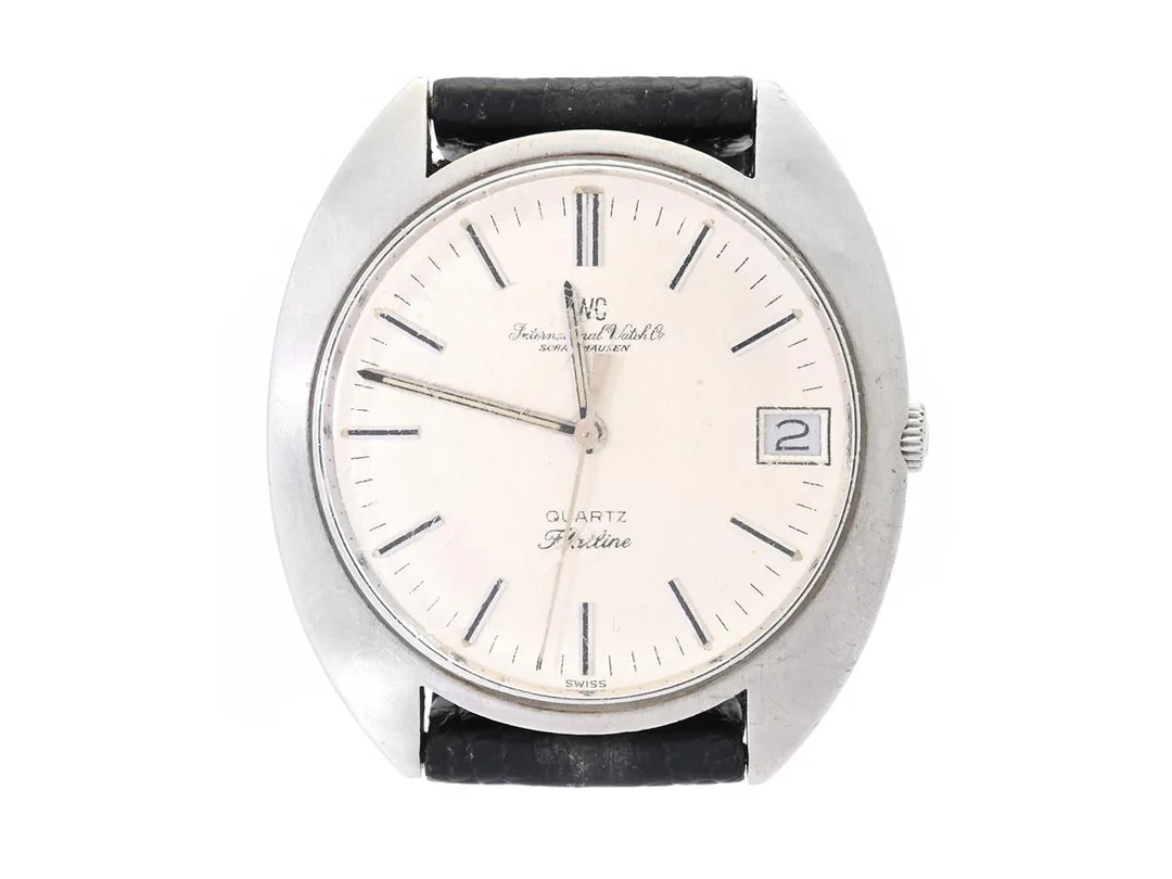 IWC, International Watch Co. Schaffhausen, Flatline (Swiss), Cal 2405, Serie nr. 2293154, Boett nr. 2263082, herrur, 35 mm, stål, quartz, plexiglas, datum, skadad urtavla, läderband, ca 1980. — Klockor/IWC — Kaplans