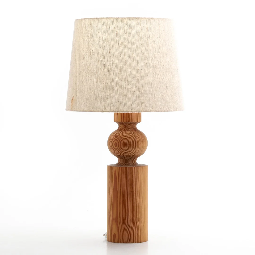 UNO & ÖSTEN KRISTIANSSON. BORDSLAMPA, furu, Luxus, Vittsjö. — Table Lamps — Crafoord Auktioner Malmö