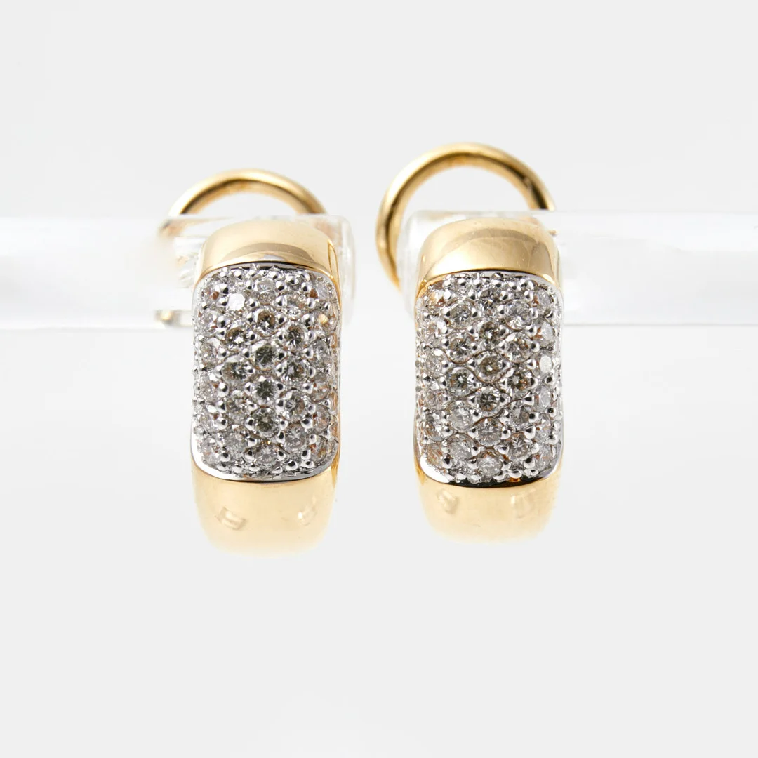 ÖRHÄNGEN, 1 par, 18 k guld, vardera örhänge med dekor av 51 briljantslipade diamanter, totalt ca 1,02 ct, utländska stämplar. — Earrings — Stockholms Auktionsverk Sickla