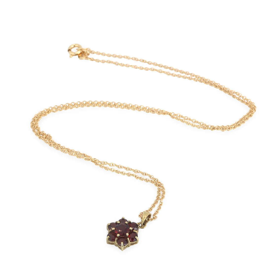 9CT GARNET PENDANT AND CHAIN. — Necklace — Chalkwell Auctions