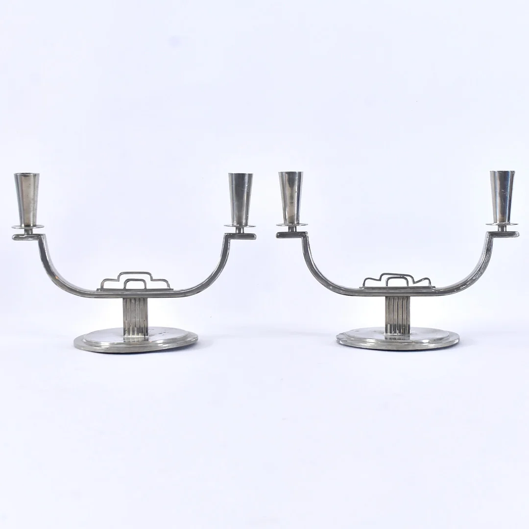 CARL EINAR BORGSTRÖM. kandelabrar till 2 ljus, 1 par, tenn, Swedish Modern, Ystad Metall 1930. — Pewter, Brass & Copper — Halmstads Auktionskammare