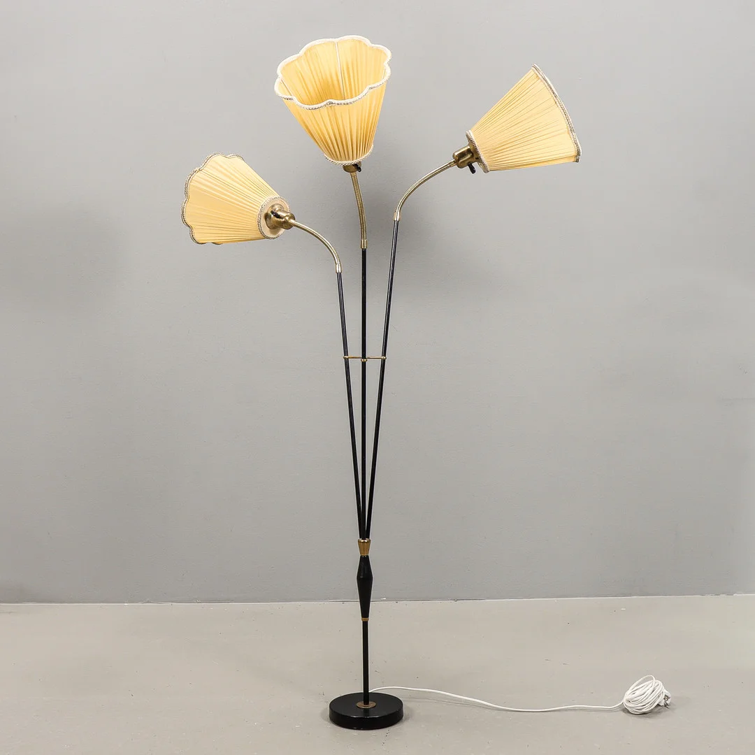 GOLVLAMPA 3-armad, 1900-talets mitt. — Floor lights — Karlstad Hammarö Auktionsverk
