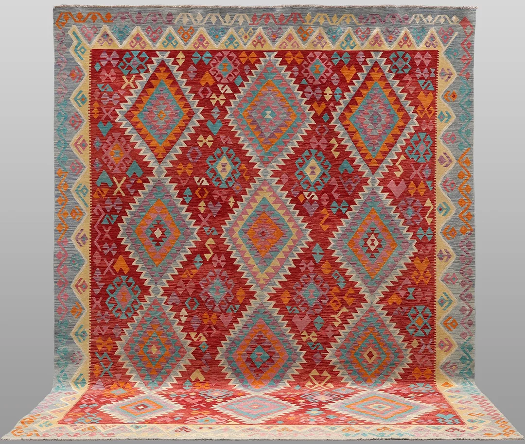 MATTA. Kelim klassisk design, 392 x 303 cm. — Oriental Carpets & Textiles — Södermanlands Auktionsverk
