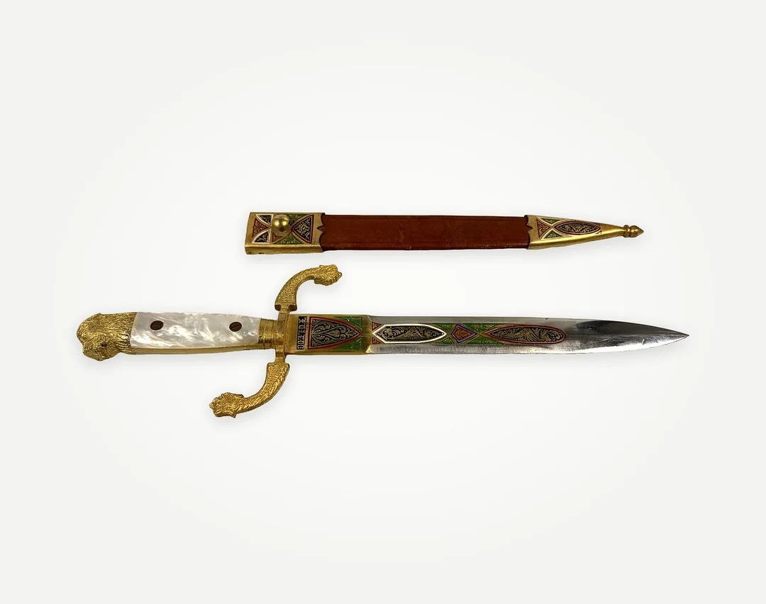 DOLK, mässing, pärlemor, rostfritt blad. — Edged weapons — Auktionshuset STO Bohuslän
