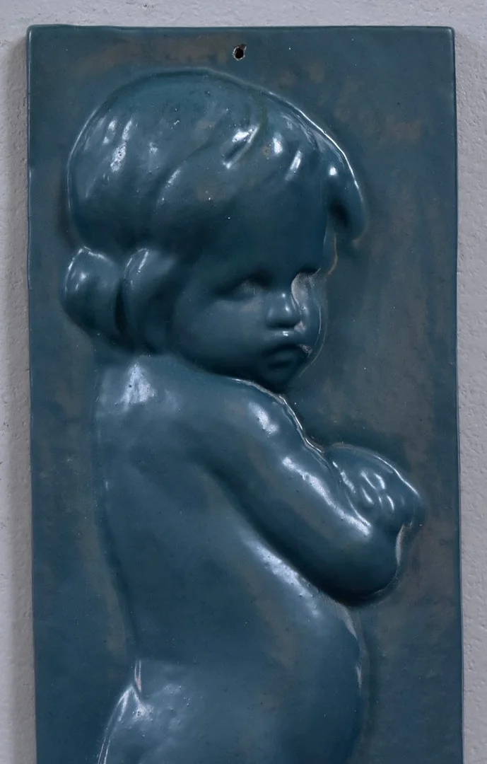 OIDENTIFIERAD KONSTNÄR. väggrelief, lackerat gjutjärn, stående putto. — Sculptures & Bronzes — Halmstads Auktionskammare
