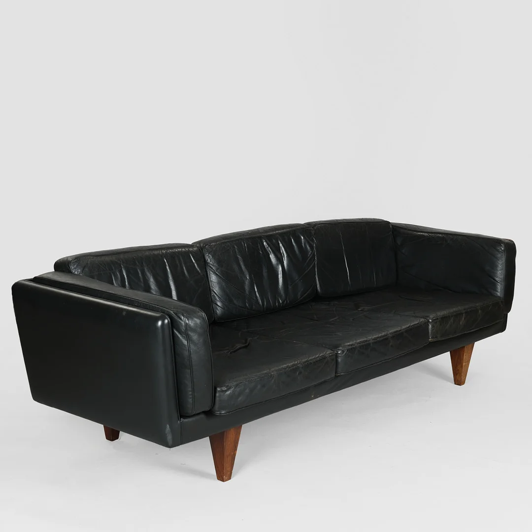 ILLUM WIKKELSØ. Fritstående tre-personers sofa betrukket med sort læder, ben af palisander, Model V11, Holger Christiansen, Danmark, 1960'erne. — Sofas & Seatings — Palsgaard Kunstauktioner