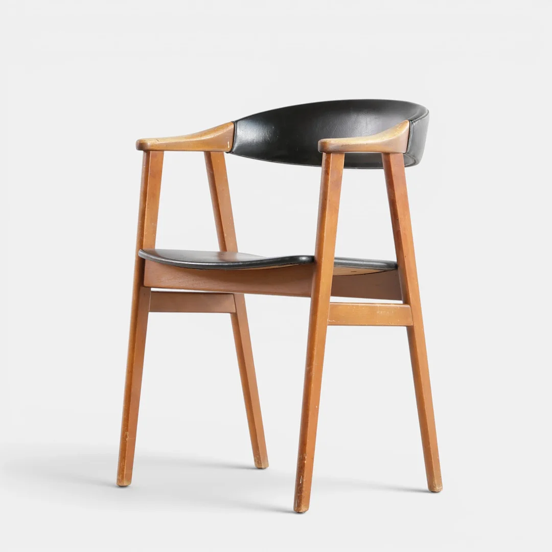 Armstol med stel af bøg, sæde og ryg betrukket med sort skai. Danmark, 1960-70'erne. — Armchairs & Chairs — Woxholt Auktionshus