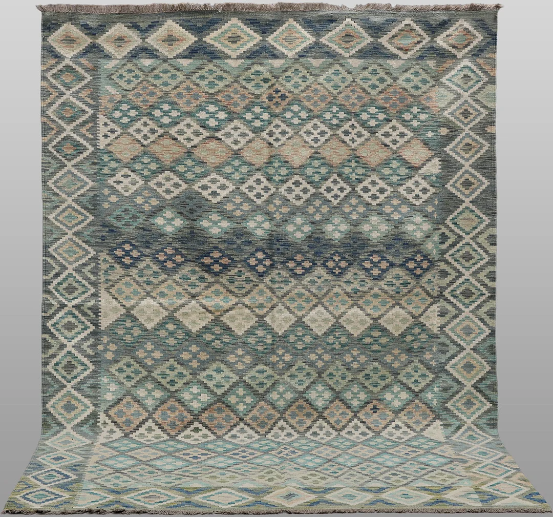 MATTA. Kelim klassisk design, 259 x 182 cm. — Oriental Carpets & Textiles — Södermanlands Auktionsverk