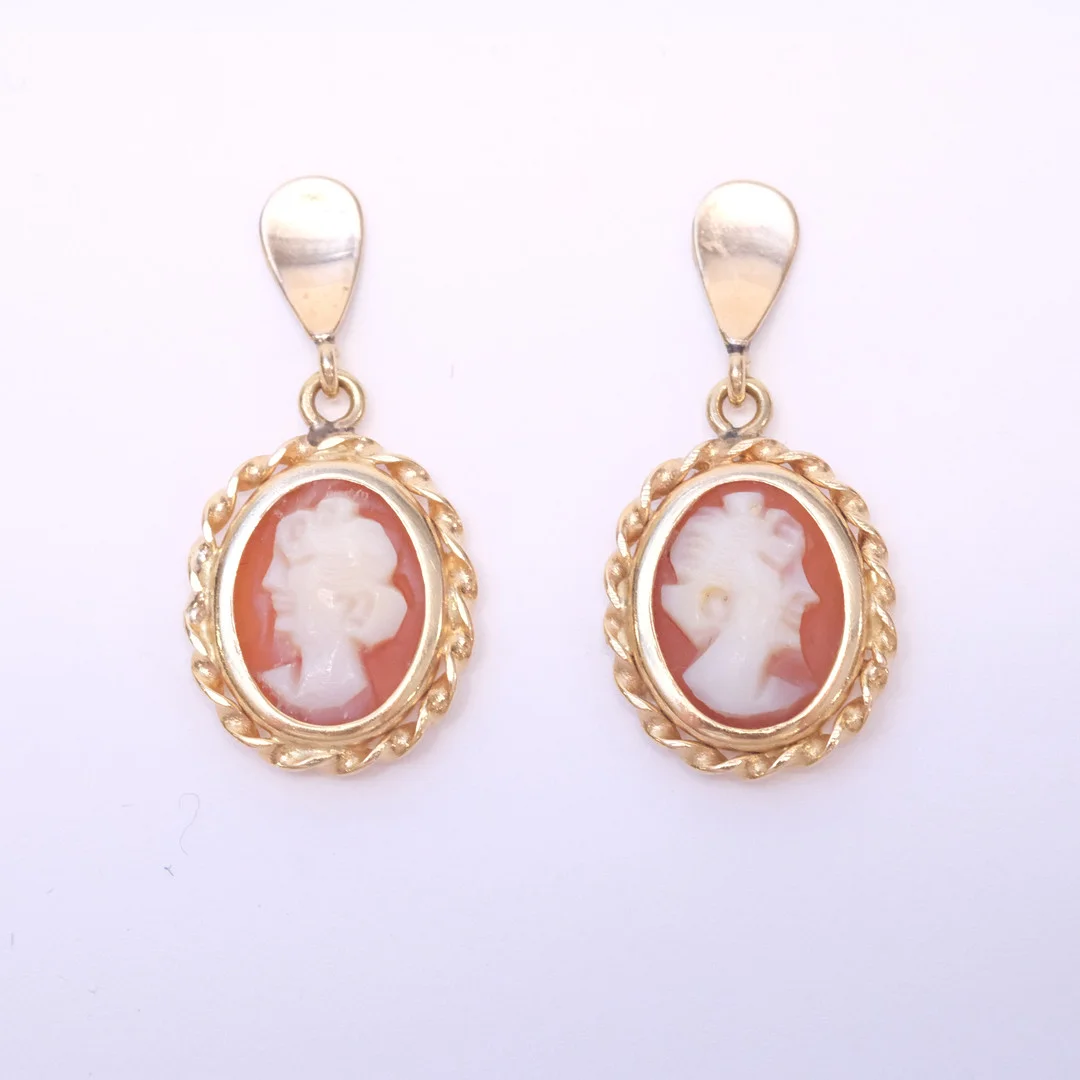 ÖRHÄNGEN MED CAME, ETT PAR, 18K GULD. — Earrings — Björnssons Auktionskammare