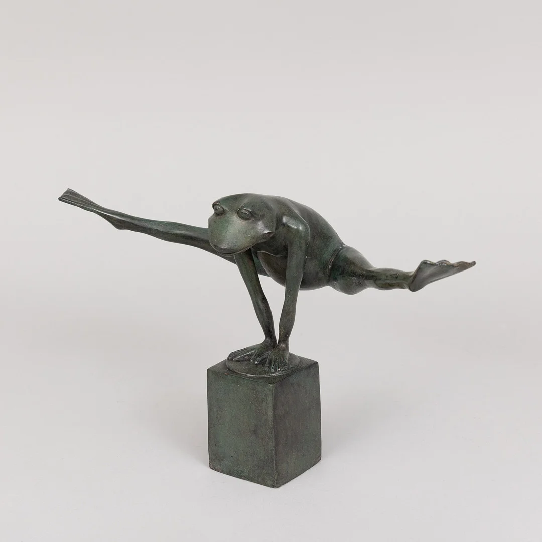 ART PEOPLE GALLERY, SWEDEN. "Look at my legs", grönpatinerad brons, stämplad APG. — Sculptures & Bronzes — Garpenhus Auktioner