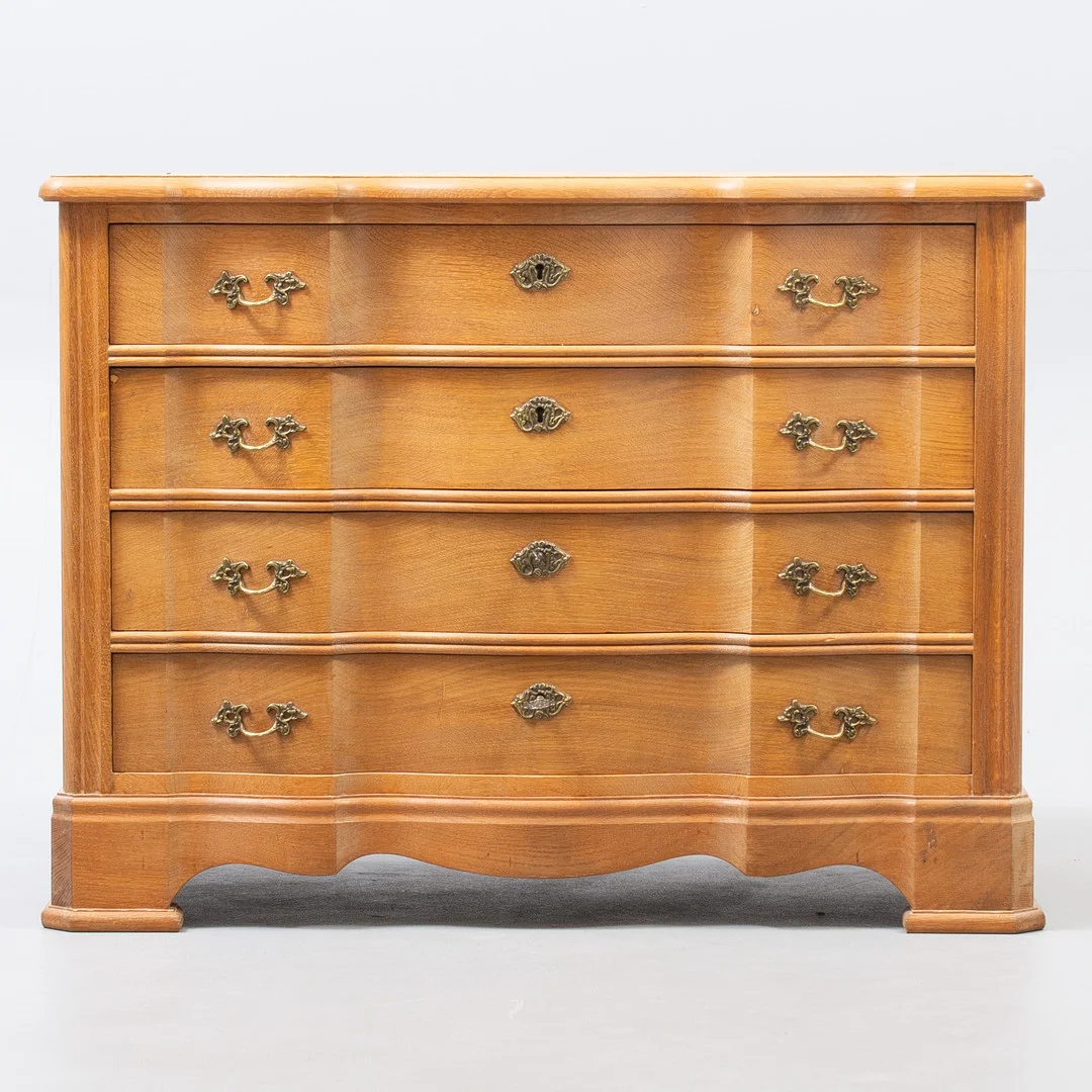 DANSK MØBELDESIGN. Kommode i eg, front med fire skuffer, beslag af messing. Danmark, 1970'erne. — Chests of drawers — Sørensen Auktioner