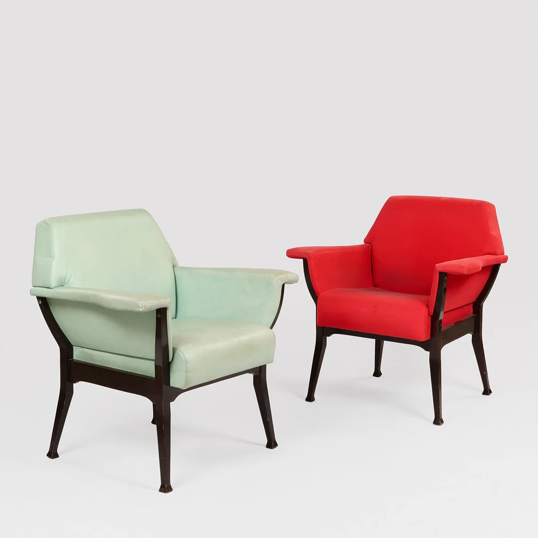 Et par lænestole med skulpturelt stel af mørkbejdset bøg, betrukket med rødt møbelstof og blåt kunstlæder, 1900-tallets anden halvdel, (2). — Armchairs & Chairs — Palsgaard Kunstauktioner