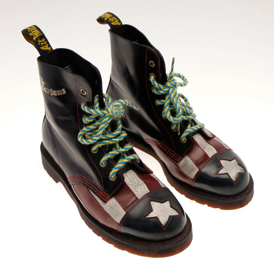DR MARTENS, kängor, limited edition, " American Congress", st 42. — Miscellaneous — Auktionsbyrån Varberg
