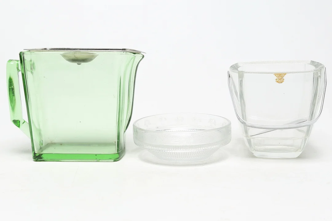 GLASFÖREMÅL, 3 st, sannolikt Gullaskruf. — Utility glass — Kalmar Auktionsverk