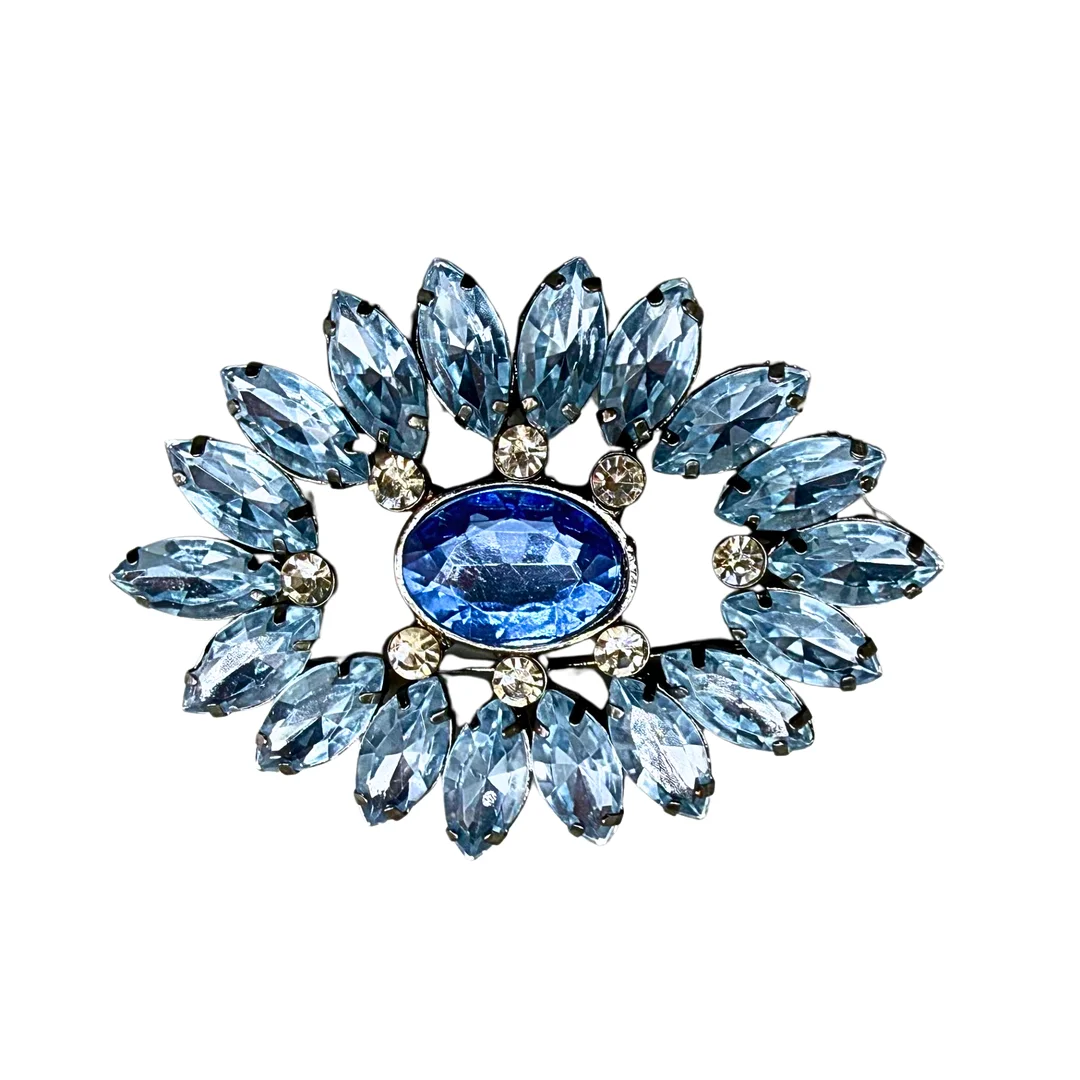 MODESCHMUCK-BROSCHE, BESETZT MIT BLAUEN ZIERSTEINEN. — Brooches & Pendants — Auktionshaus Stuber's Hammerschlag