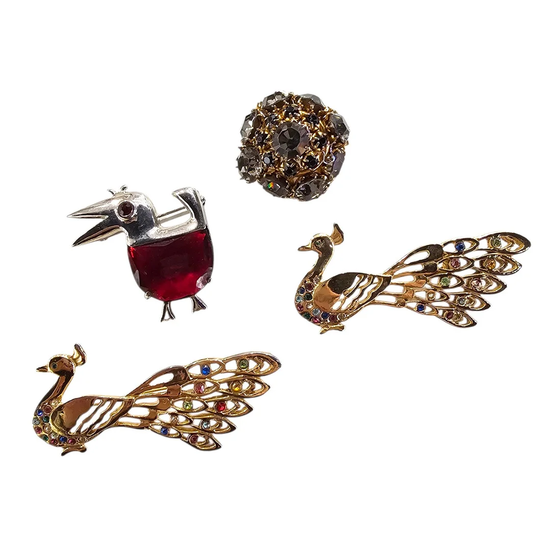 Cuatro broches en metal dorado y cristal con forma de aves y flor. — Costume Jewellery — Arce Auctions
