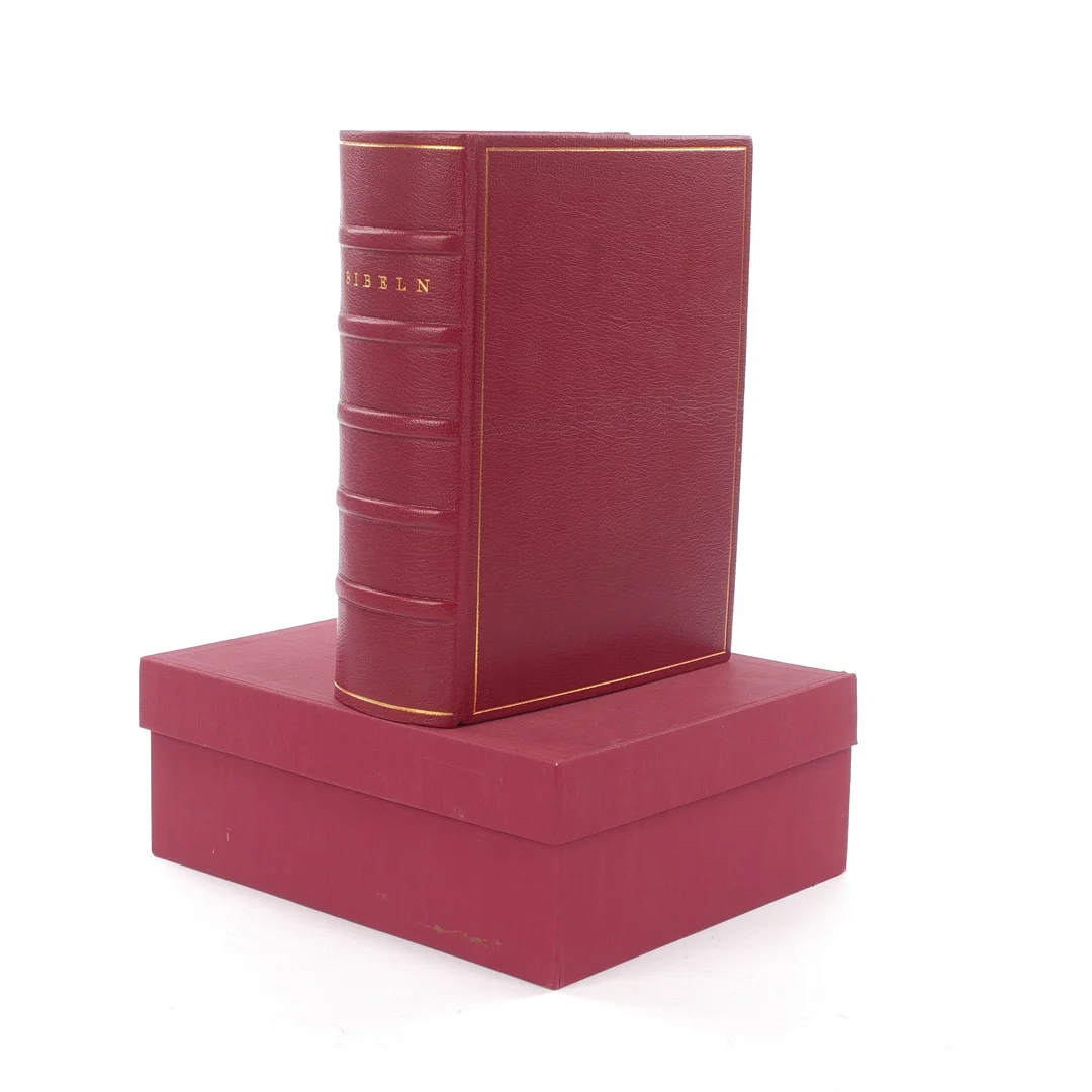 BIBELN, Gamla och Nya Testamentet, guldsnitt, 1947. — Books — Auktionsfirma Kenneth Svensson i Kalmar