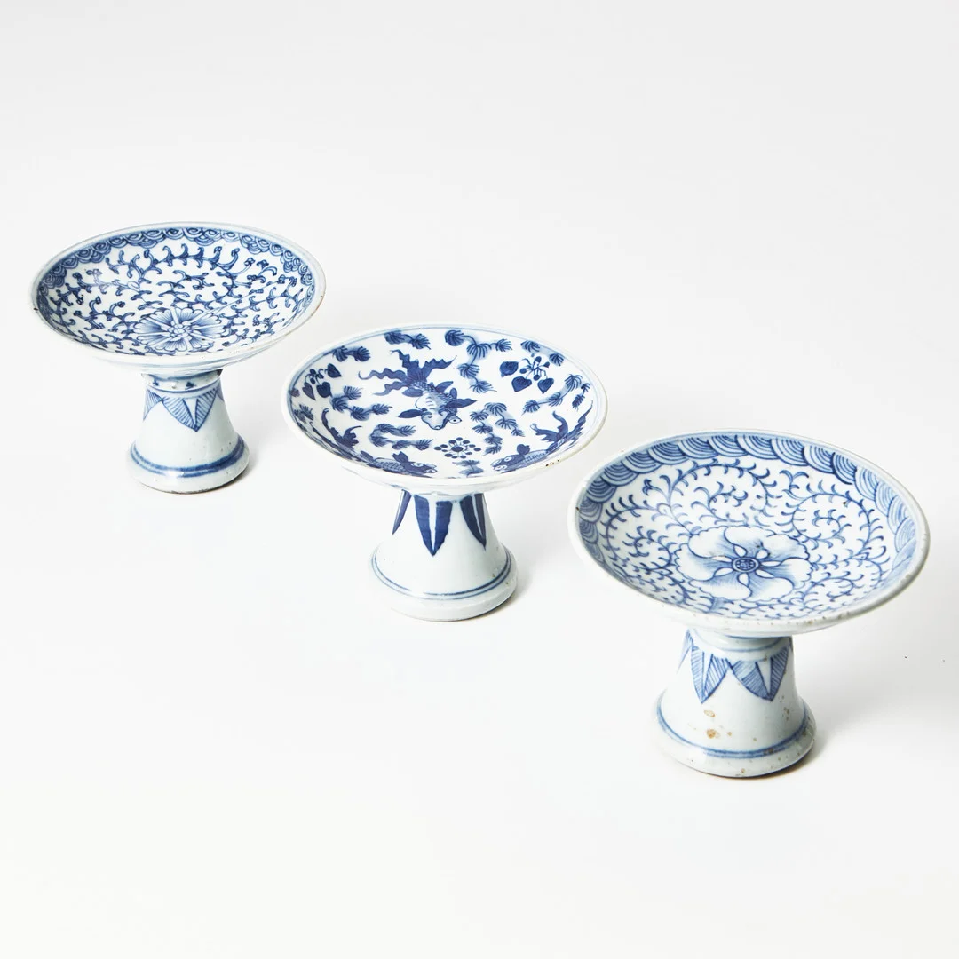 STEMCUPS, 3 st., porslin, Kina, 18- och 1900-tal, dekor i underglasyrblått. — Ceramics & Porcelain — Stockholms Auktionsverk Magasin 5