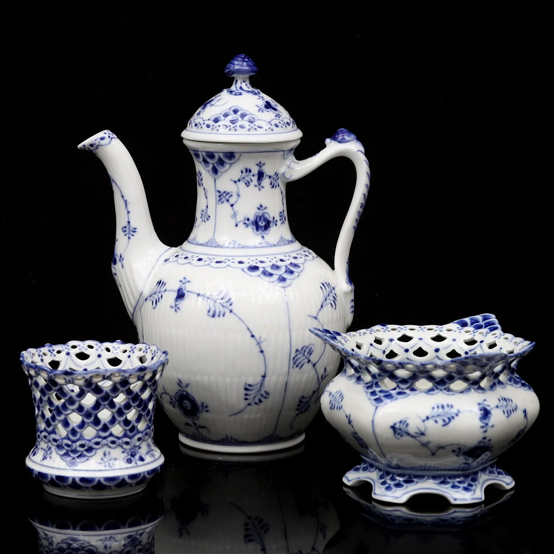 KAFFERSERVIS, porslin, 3 delar. Musselmalet. Royal Copenhagen. — European — Crafoord Auktioner Malmö