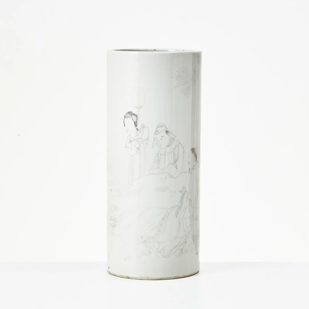 PENSELVAS, porslin, Kina, 1900-talets början, cylinderformad, dekor av figurscen i sepia. — Ceramics & Porcelain — Stockholms Auktionsverk Magasin 5
