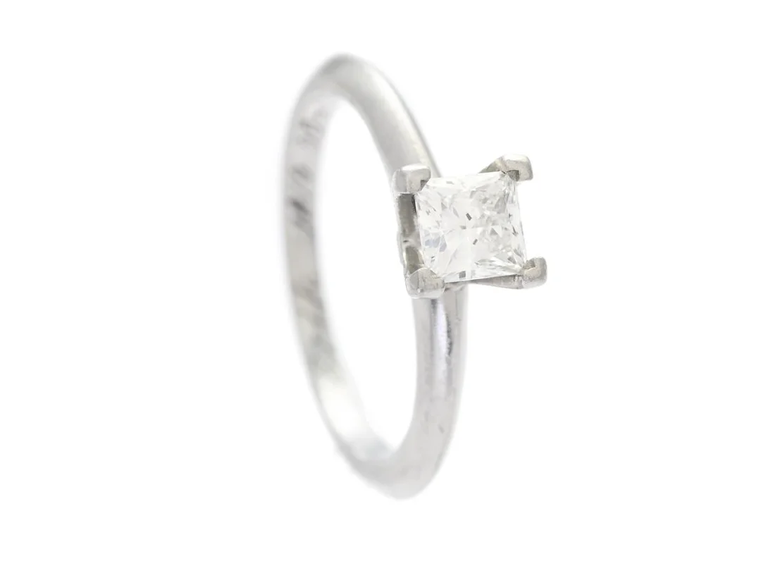 TIFFANY & CO, enstensring, platina, prinsesslipad diamant ca 0,47 ct, ca TW/VS, serienr 23718065, stl 15,75 mm, vikt 3,7 g, gravyr, etui. — Smycken/Enstensring — Kaplans